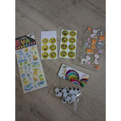 Pakket met stickers emoji, katten, baby geboorte, wiebelogen