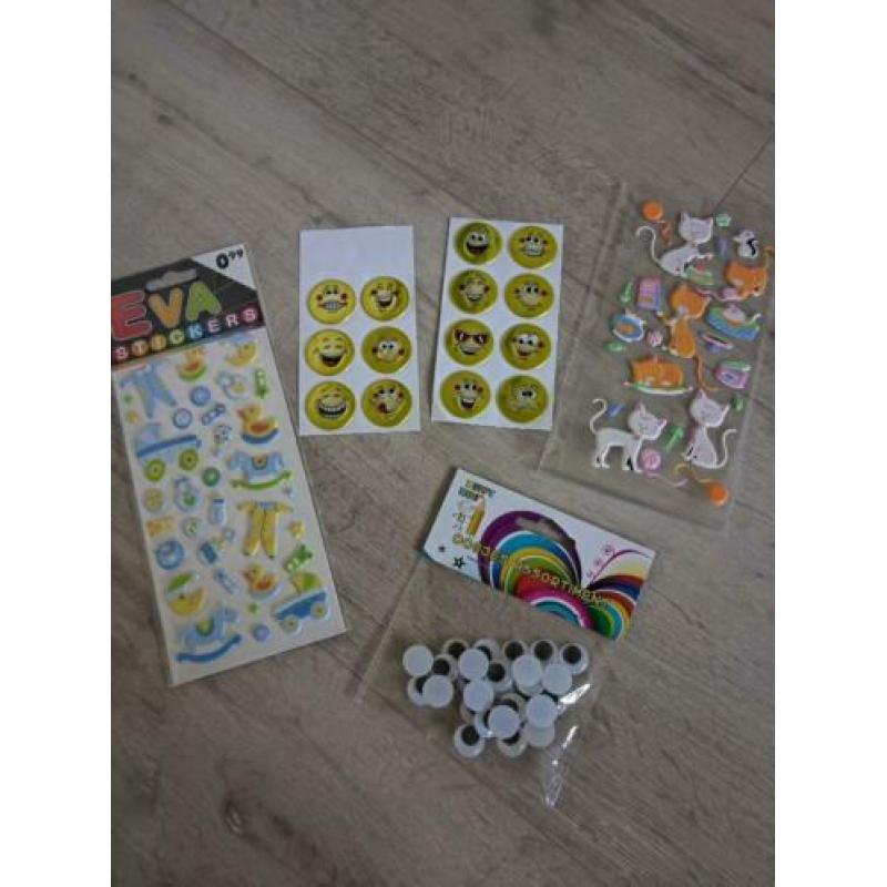 Pakket met stickers emoji, katten, baby geboorte, wiebelogen