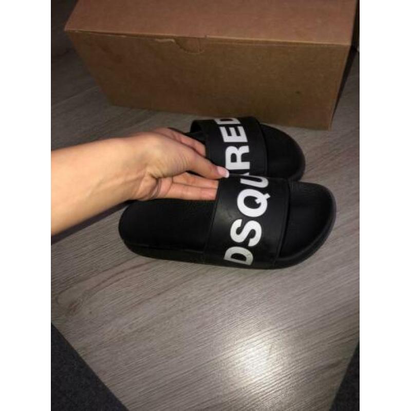 Dsquared slippers maat 39 valt als 38 ORIGINEEL