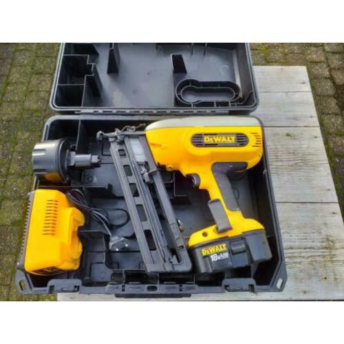 DeWalt DC618 Tacker + 2 accu’s in zeer goede staat