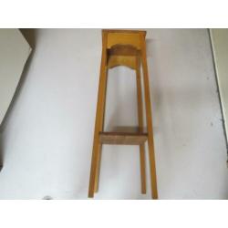 Tafeltje leuk grenen hoog model €15,00