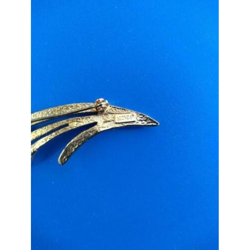 Broche verguld met parels en strass.