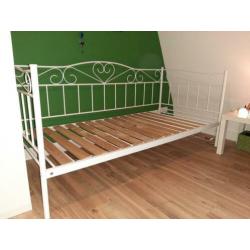 Wit metalen bed met extra houten lattenbodem