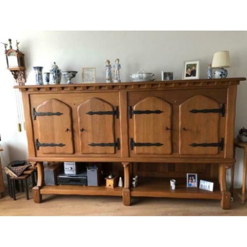 Massief eiken kast voor in de woonkamer