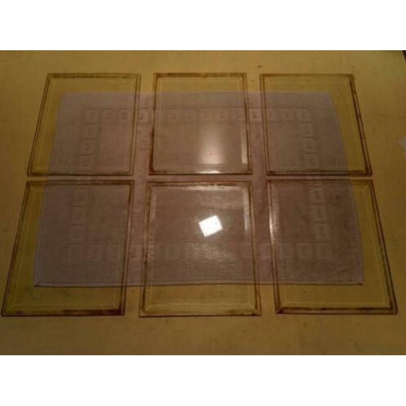 Facet geslepen glasruitjes 26,2 x 31,3. Dikte is 6 á 7 mm.