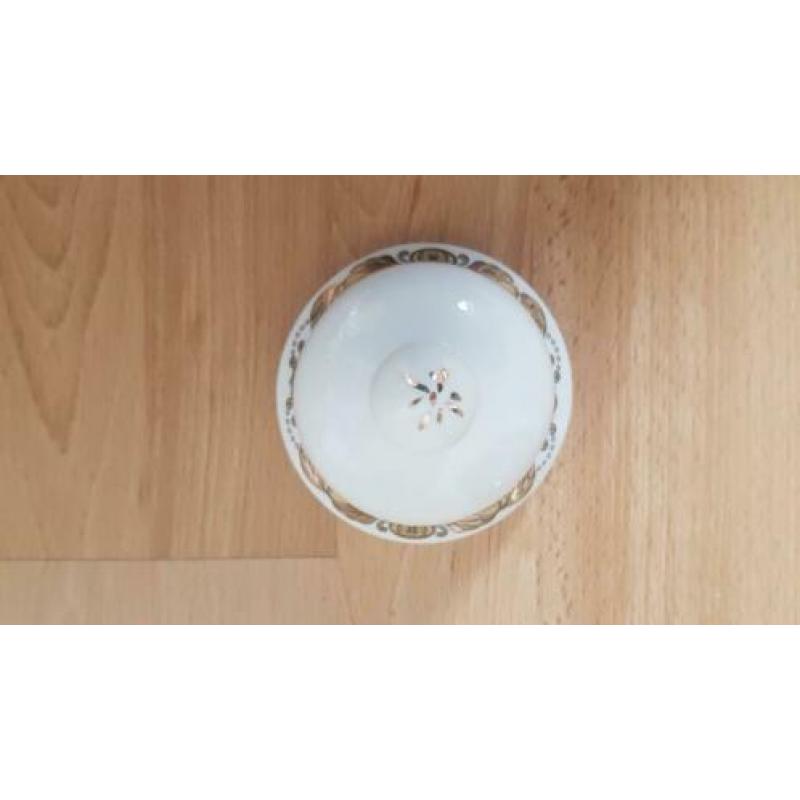 Witte vaas met gouden versieringen (handbewerkt)