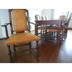 eetkamertafel + 8 leren stoelen
