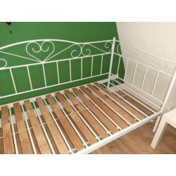 Wit metalen bed met extra houten lattenbodem