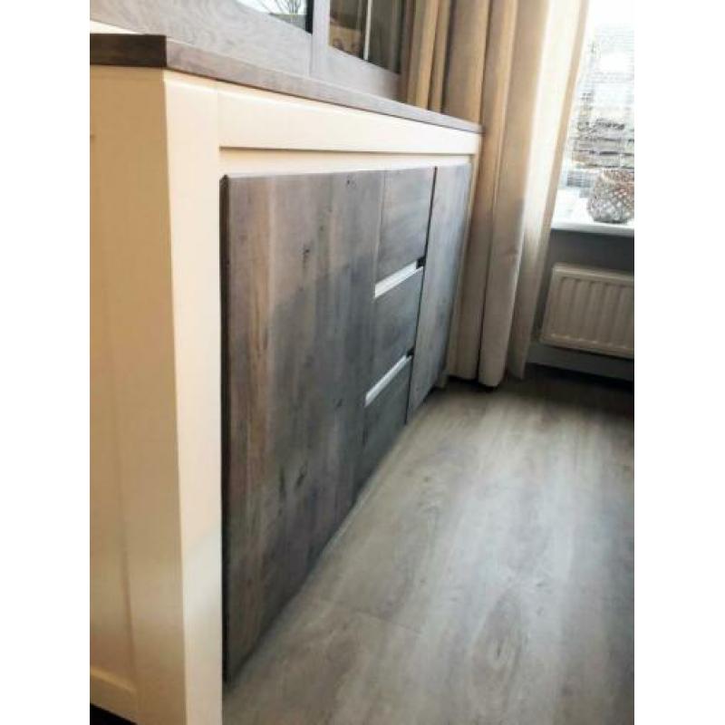 Mooie massiefhouten buffetkast