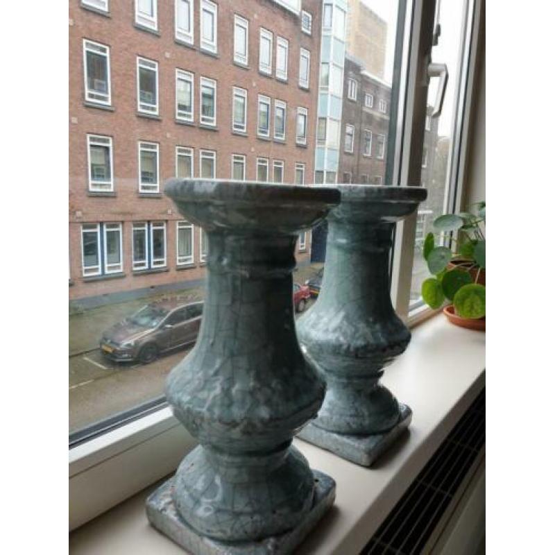 Twee lichtblauwe zware kandelaars van keramiek.