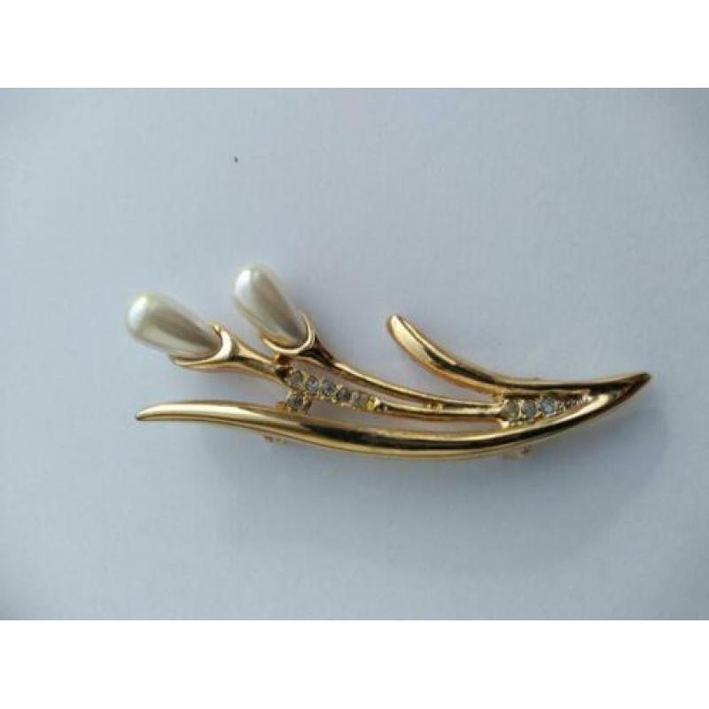 Broche verguld met parels en strass.