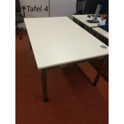Verschillende bureaus en desk/balie aangeboden