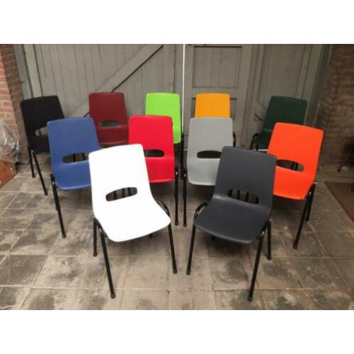 Kantinestoelen stapelstoelen voor o.a. Voetbalkantine. NIEUW