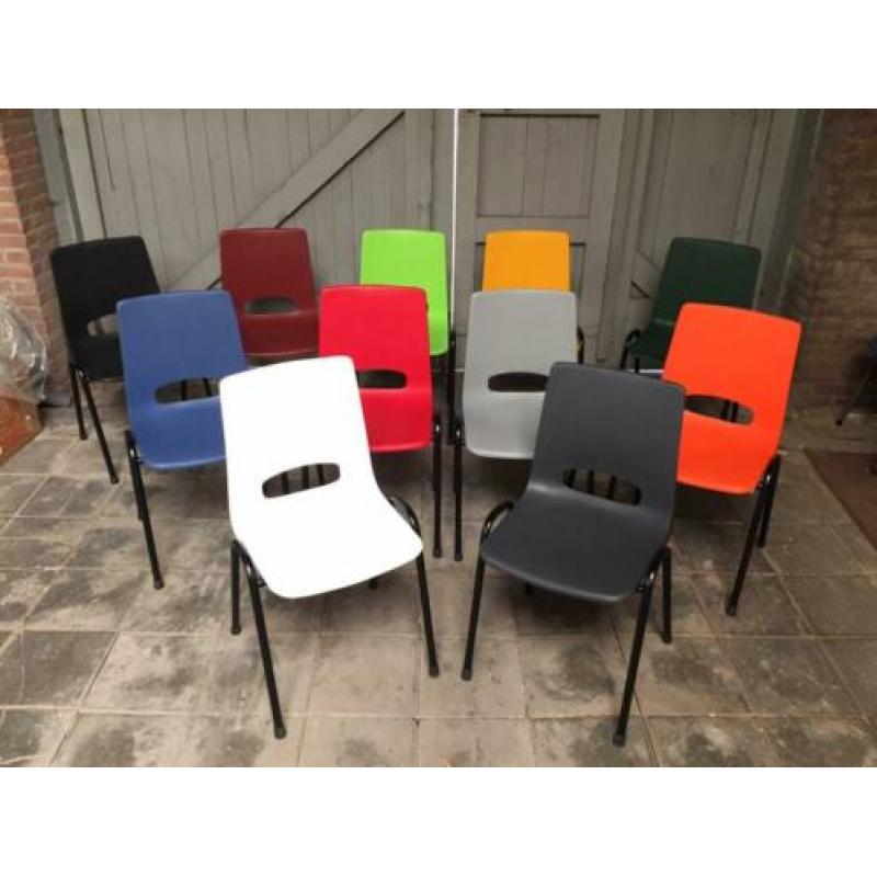 Kantinestoelen stapelstoelen voor o.a. Voetbalkantine. NIEUW