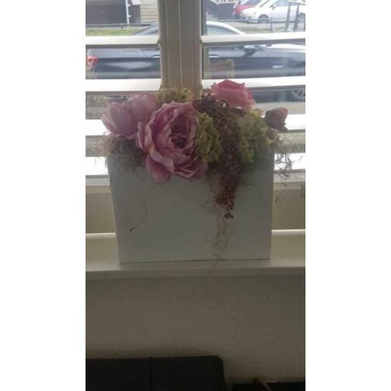 2 bloempotten opgemaakt met zijden bloemen, nieuw!