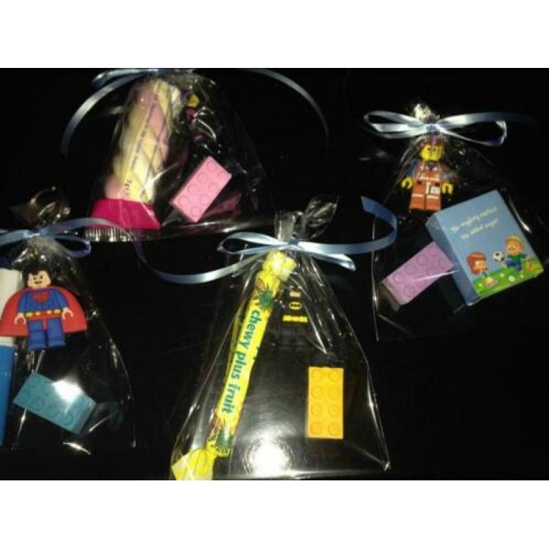 Traktatie 12x Lego sleutelhanger, lego gum +snoepje 15,00
