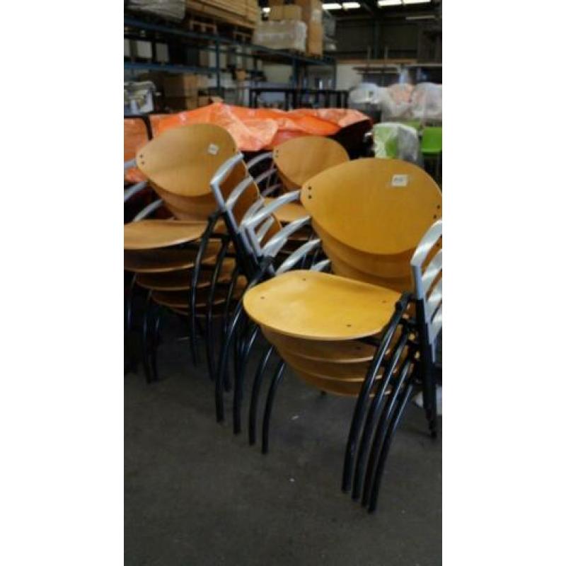 13 houten stoelen, vergaderstoelen, zaalstoel, kantinestoel
