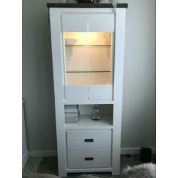 Te koop! Mooie robuuste vitrinekast met verlichting