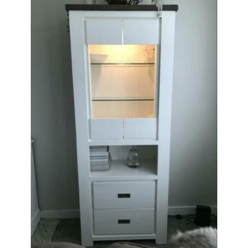 Te koop! Mooie robuuste vitrinekast met verlichting