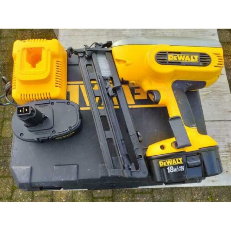 DeWalt DC618 Tacker + 2 accu’s in zeer goede staat