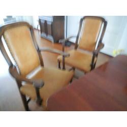 eetkamertafel + 8 leren stoelen