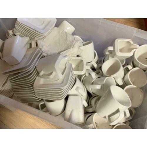 Roomwit servies (grote voorraad) voor huwelijk of partijen