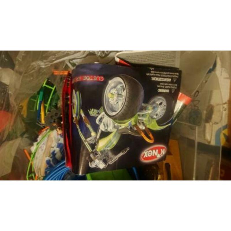 K'nex, bakken vol rollercoasters, reuzenrad, motoren, schip