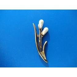 Broche verguld met parels en strass.