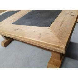 Grote eettafel robuuste tafel massief hout