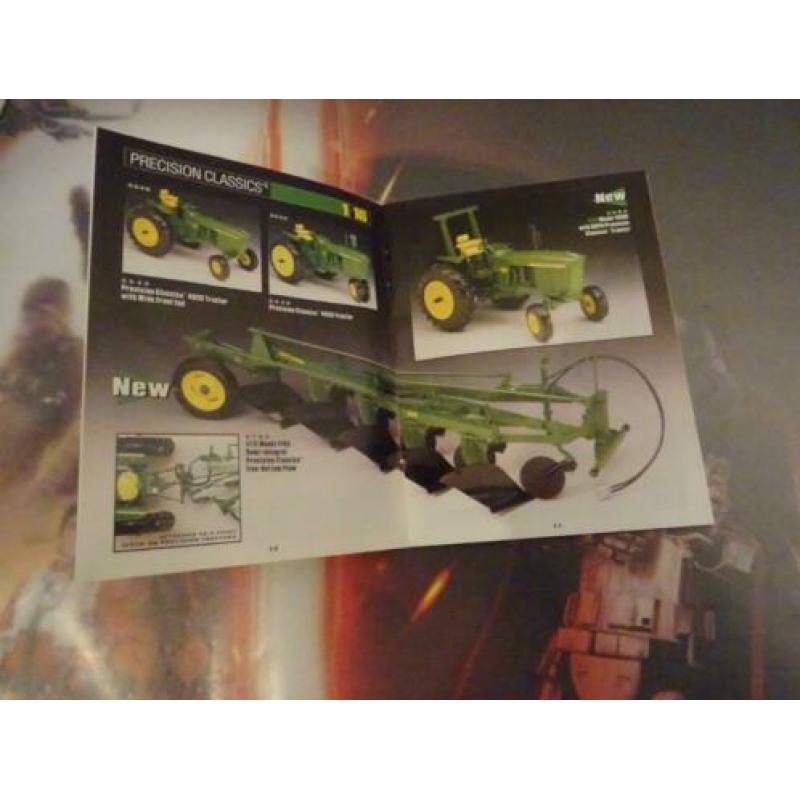 Twee john deere boekjes waar mdellen in staan