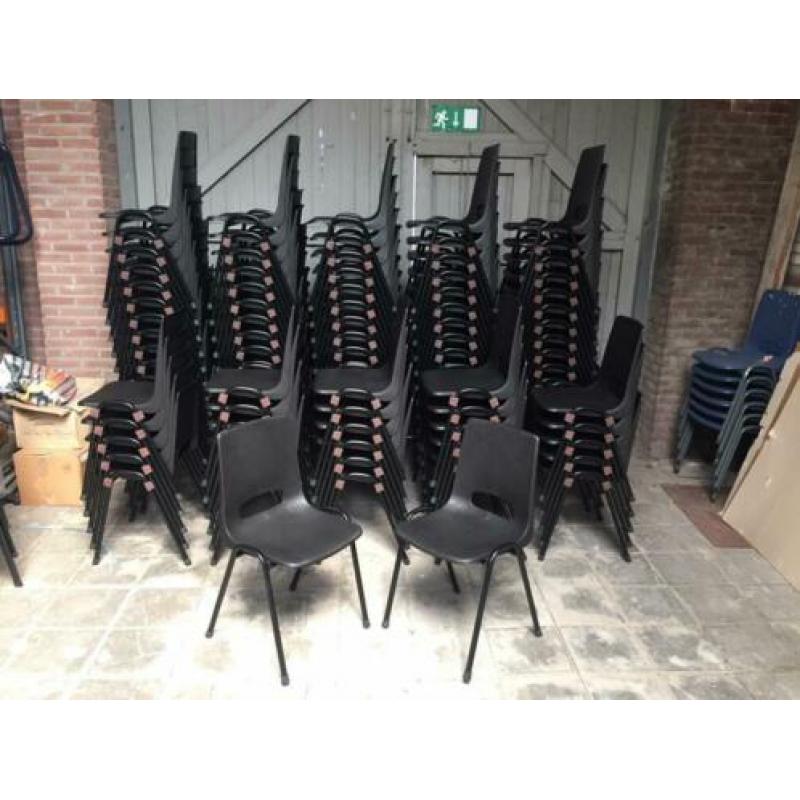 Kantinestoelen stapelstoelen voor o.a. Voetbalkantine. NIEUW