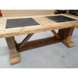Grote eettafel robuuste tafel massief hout