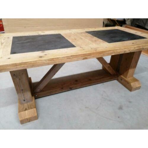 Grote eettafel robuuste tafel massief hout