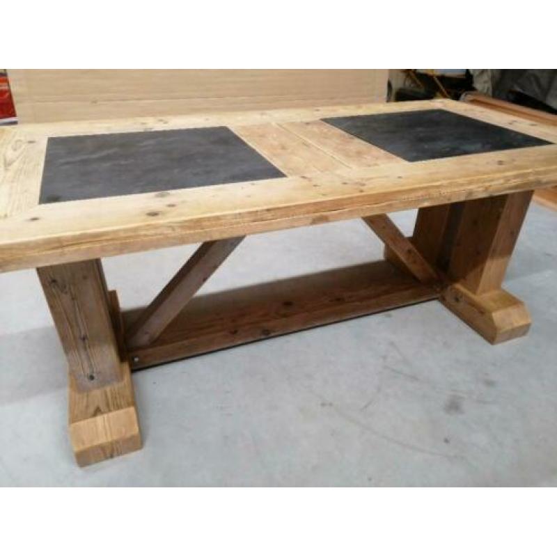 Grote eettafel robuuste tafel massief hout