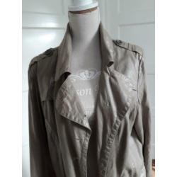 superleuke trenchcoat maat 44