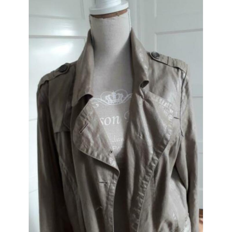 superleuke trenchcoat maat 44