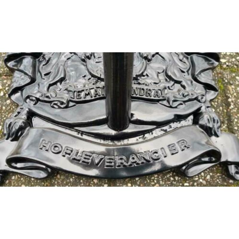 Nieuwe hofleverancier vlaggenstokhouder