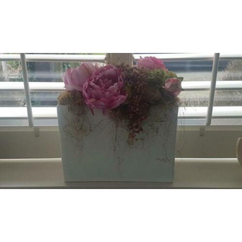 2 bloempotten opgemaakt met zijden bloemen, nieuw!
