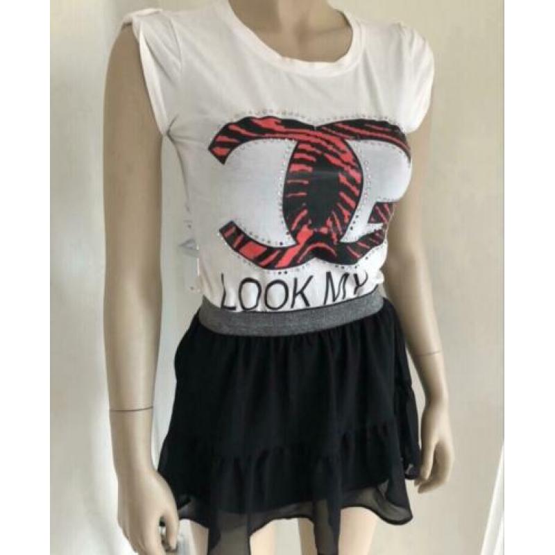 Shirt wit valt als XS rok bij mij adv
