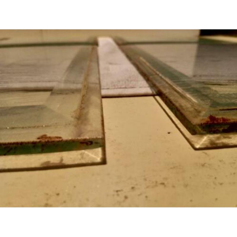 Facet geslepen glasruitjes 26,2 x 31,3. Dikte is 6 á 7 mm.