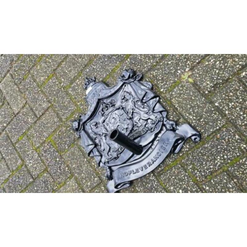 Nieuwe hofleverancier vlaggenstokhouder