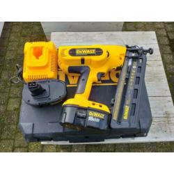 DeWalt DC618 Tacker + 2 accu’s in zeer goede staat