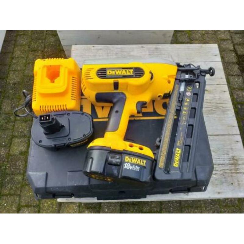 DeWalt DC618 Tacker + 2 accu’s in zeer goede staat