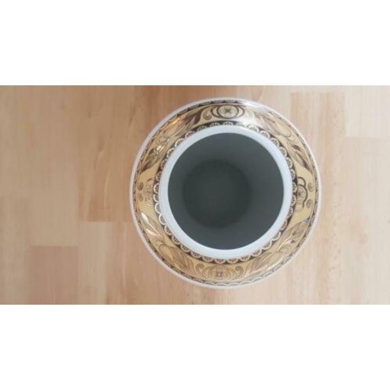 Witte vaas met gouden versieringen (handbewerkt)