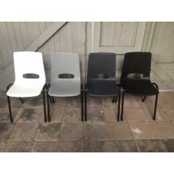 Kantinestoelen stapelstoelen voor o.a. Voetbalkantine. NIEUW