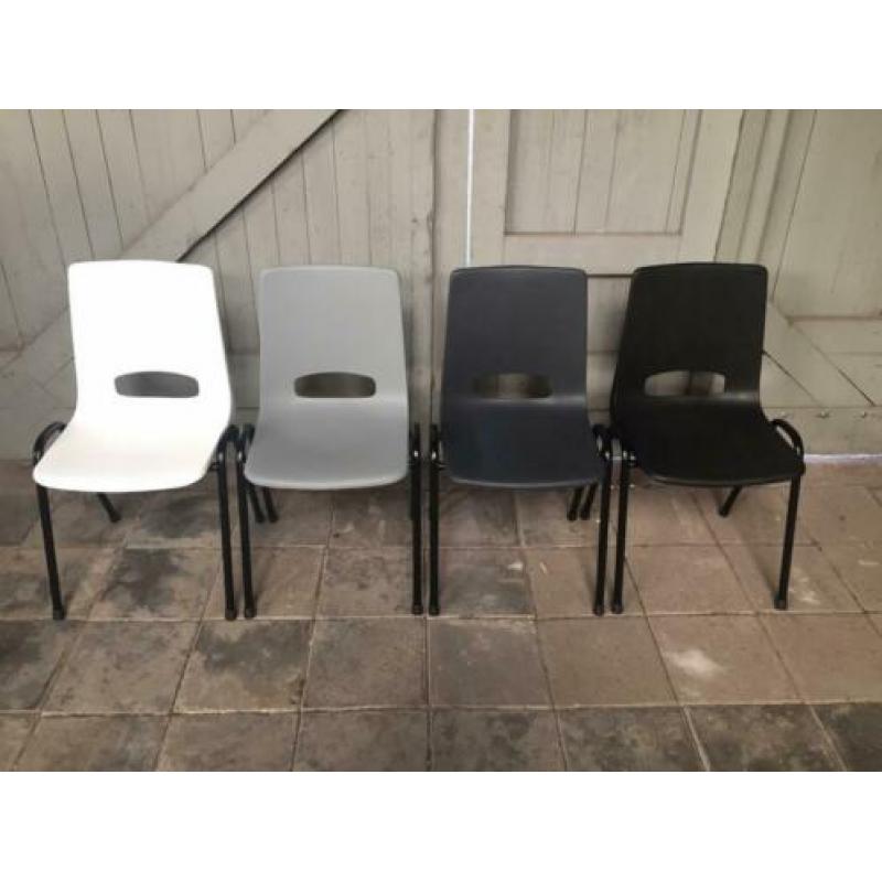 Kantinestoelen stapelstoelen voor o.a. Voetbalkantine. NIEUW