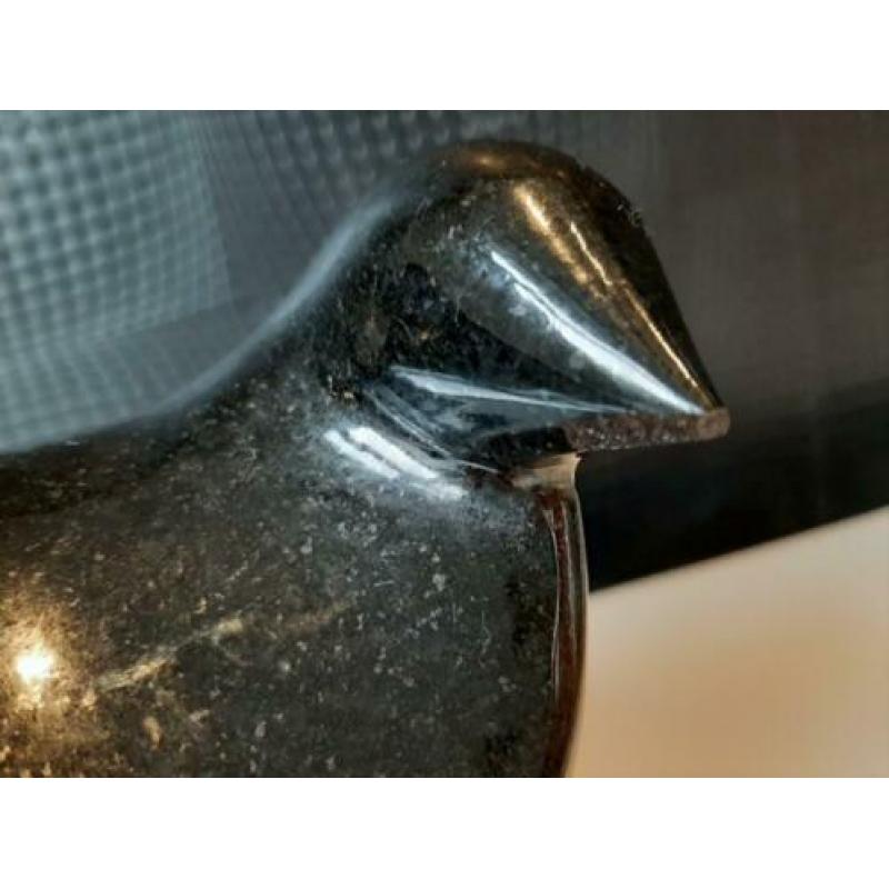 Zwaar granieten beeld vogel op marmeren sokkel !