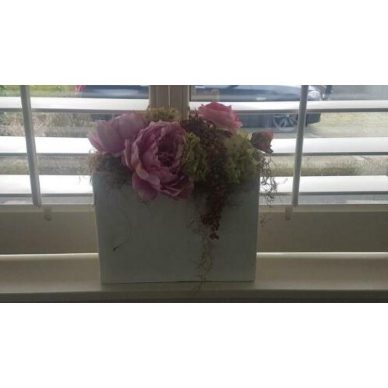 2 bloempotten opgemaakt met zijden bloemen, nieuw!