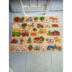 Houten puzzels, telraam, stoeltje en Hello Kitty kussen