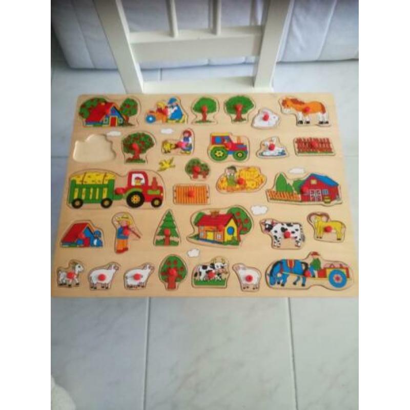 Houten puzzels, telraam, stoeltje en Hello Kitty kussen